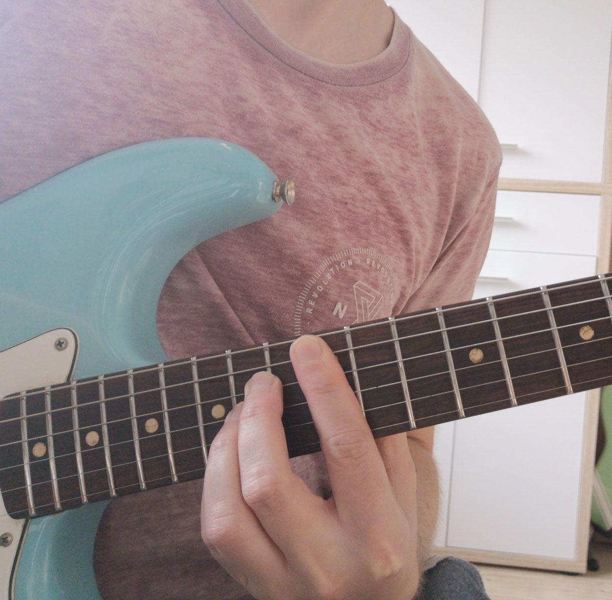 How to play an A chord on guitar: A major barre
