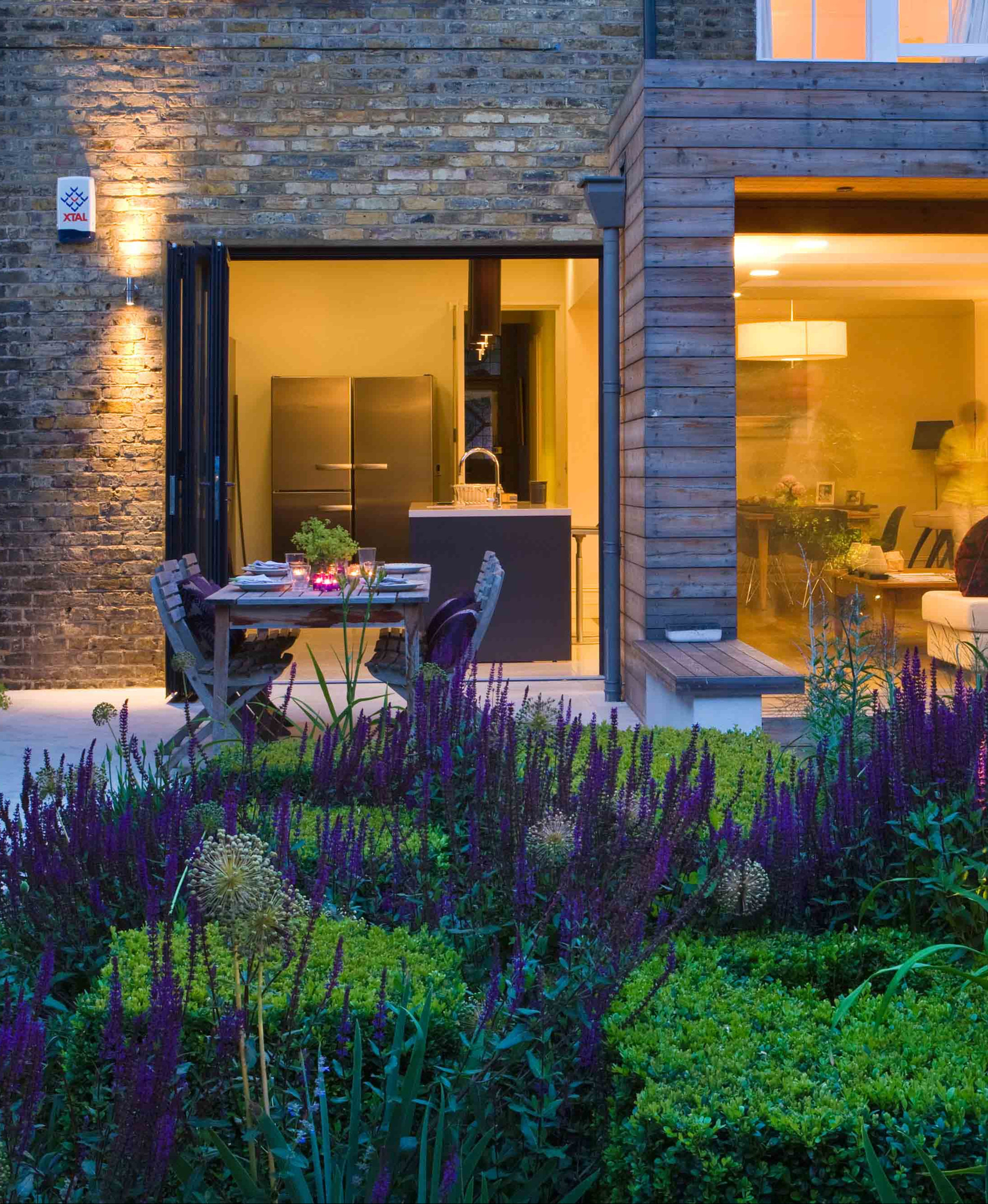 outdoor entertaining area with outdoor wall light