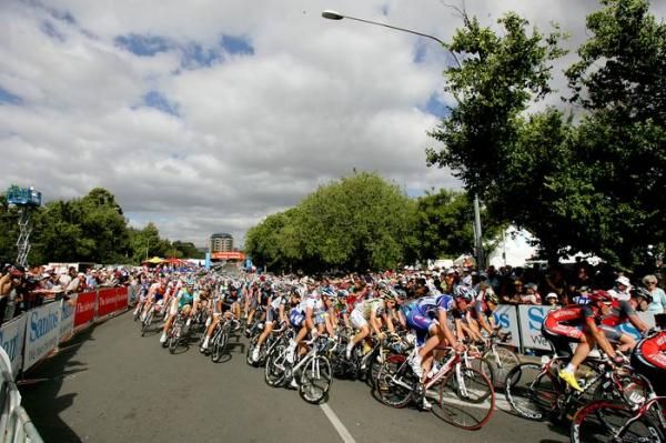 The peloton round the turn at the end of the finish straight.