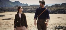 MFRC28 THE GUERNSEY LITERARY AND POTATO PEEL PIE SOCIETY (2018) LILY JAMES MICHIEL HUISMAN MIKE NEWELL (DIR) STUDIOCANAL/MOVIESTORE COLLECTION LTD