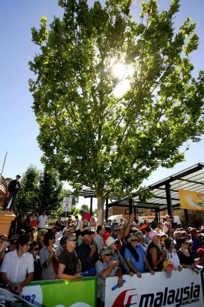 Huge crowds gather in anticipation of stage one of the Tour Down Under