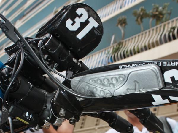 These add-on pads aren't for extra grip; apparently someone in the UCI believed the Mistral base bars to fall outside the 3:1 rule (they don't) so mechanics built up the surface to effectively change the aspect ratio.