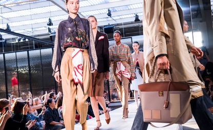 Burberry S/S 2019 London Fashion Week Women's | Wallpaper