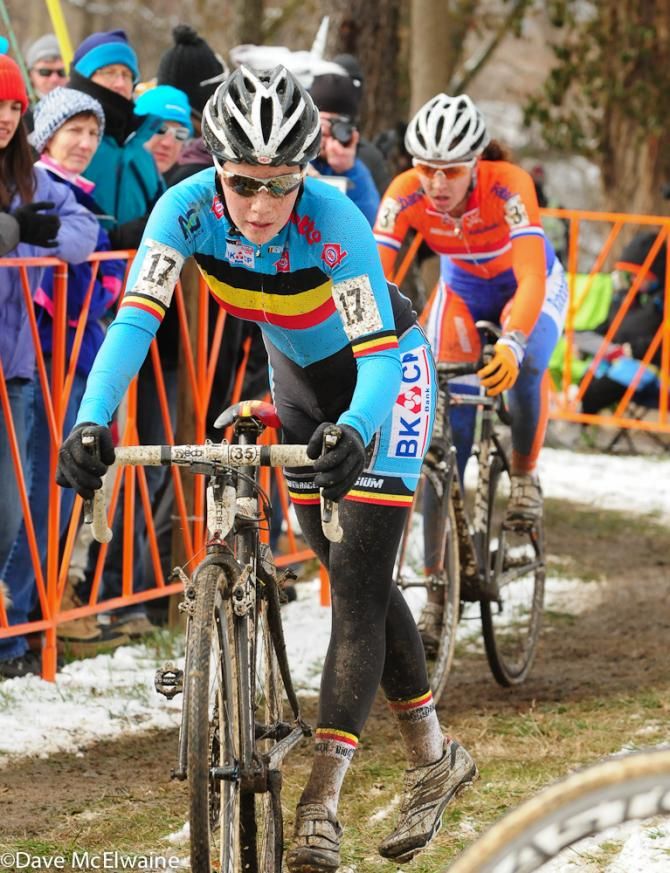 Sane Cant (BEL) dismounting to run an off-camber section