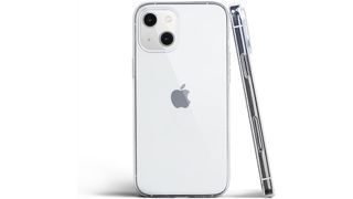 Bästa iPhone 13-skal: En iPhone 13 i ett genomskinligt skal mot en vit bakgrund.