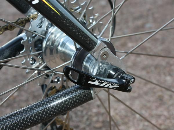 Simple two-piece alloy dropouts anchor the rear end.