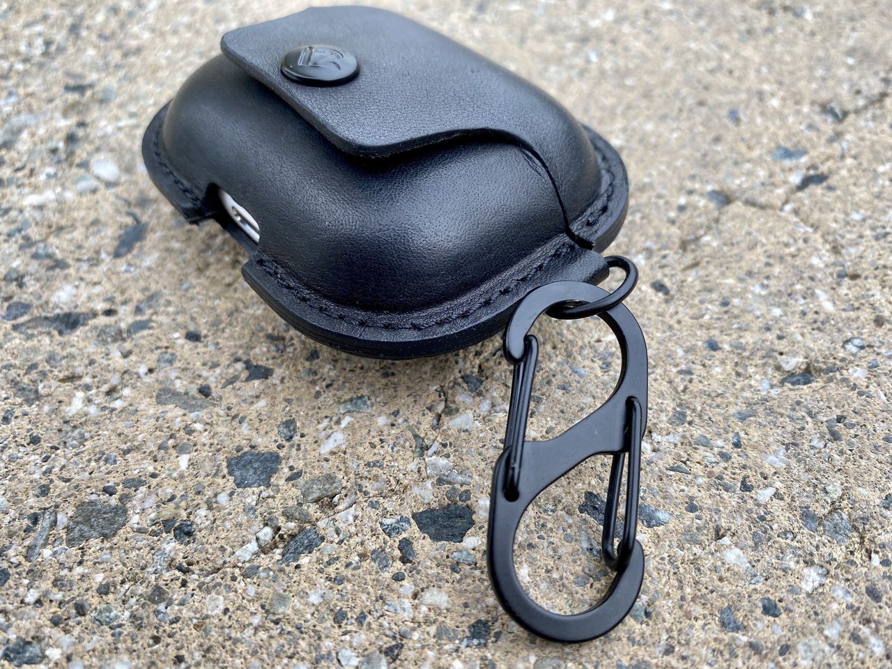 The S-clip on the TwelveSouth AirSnap Pro