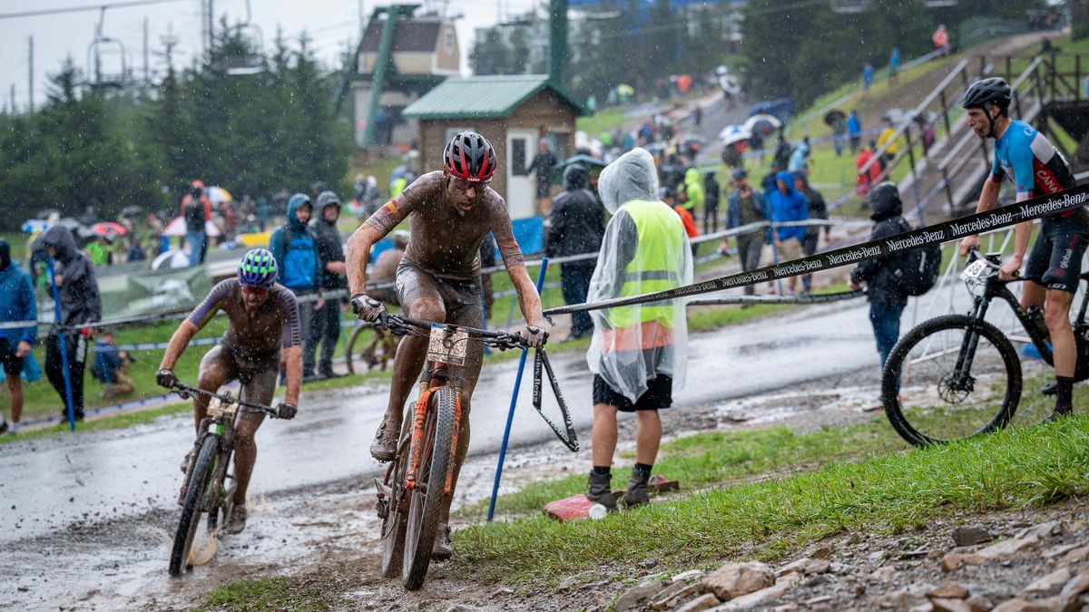 David Valero Serrano and Luca Schwarzbauer chase
