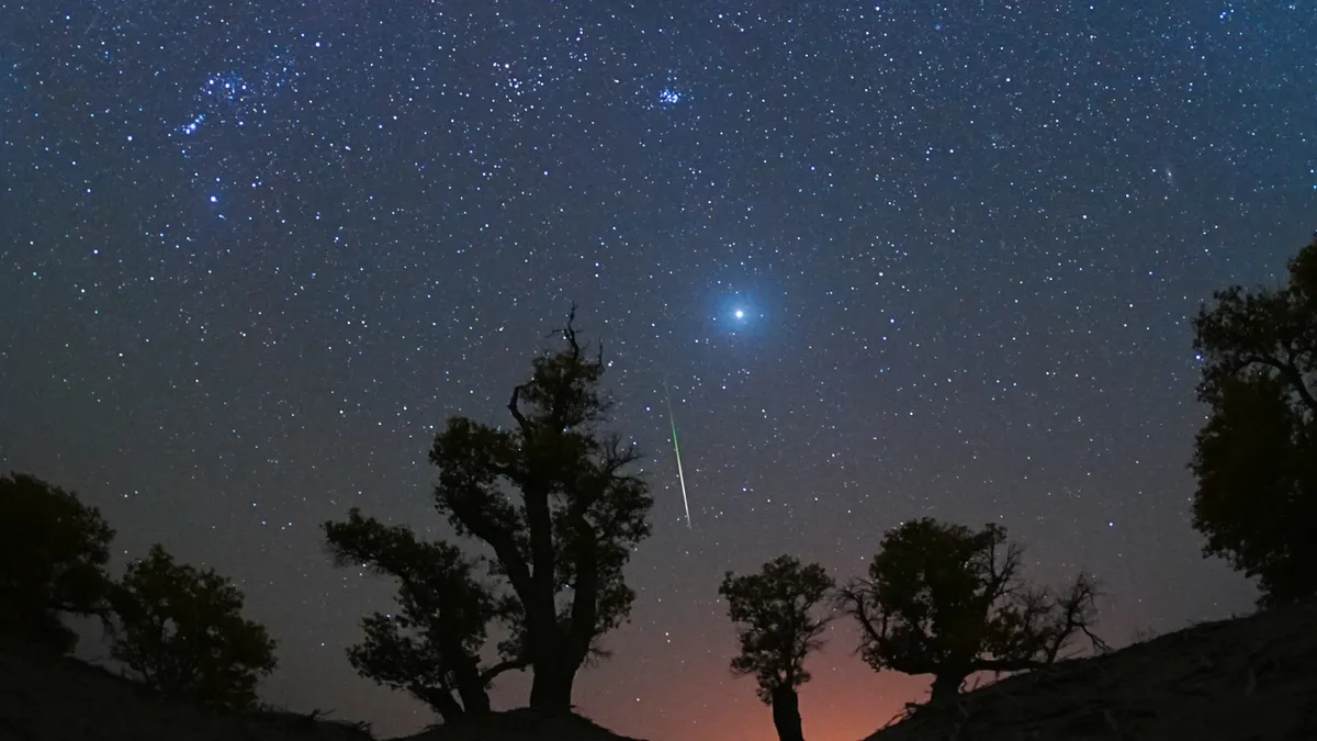 Cielo d&rsquo;autunno: comete, meteore e costellazioni da osservare nelle notti pi&ugrave; lunghe della stagione