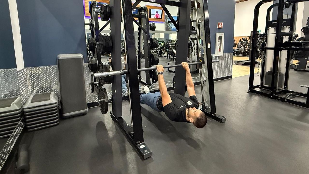 man doing exercise in the gym