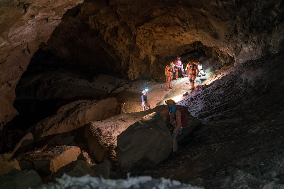 исследователь пещер. пещеры горного массива алек. экспедиция в пещеры. робби шон пещеры. ботовская пещера в иркутской области.