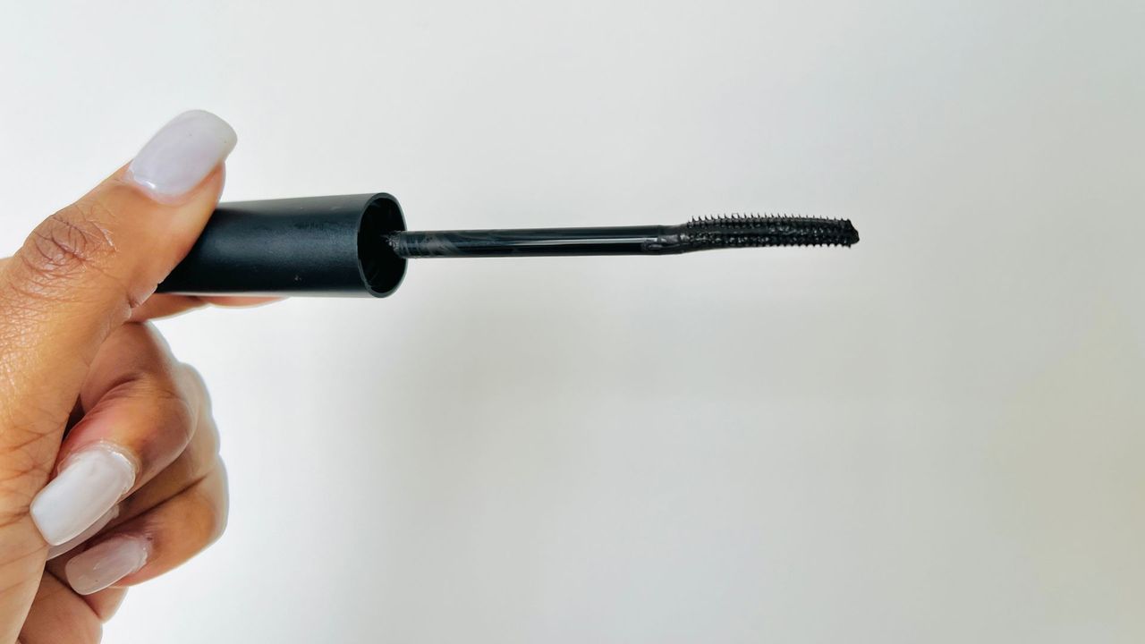 A person showing the L'Oreal Telescopic Lift mascara brush, for the best L'Oreal mascara.