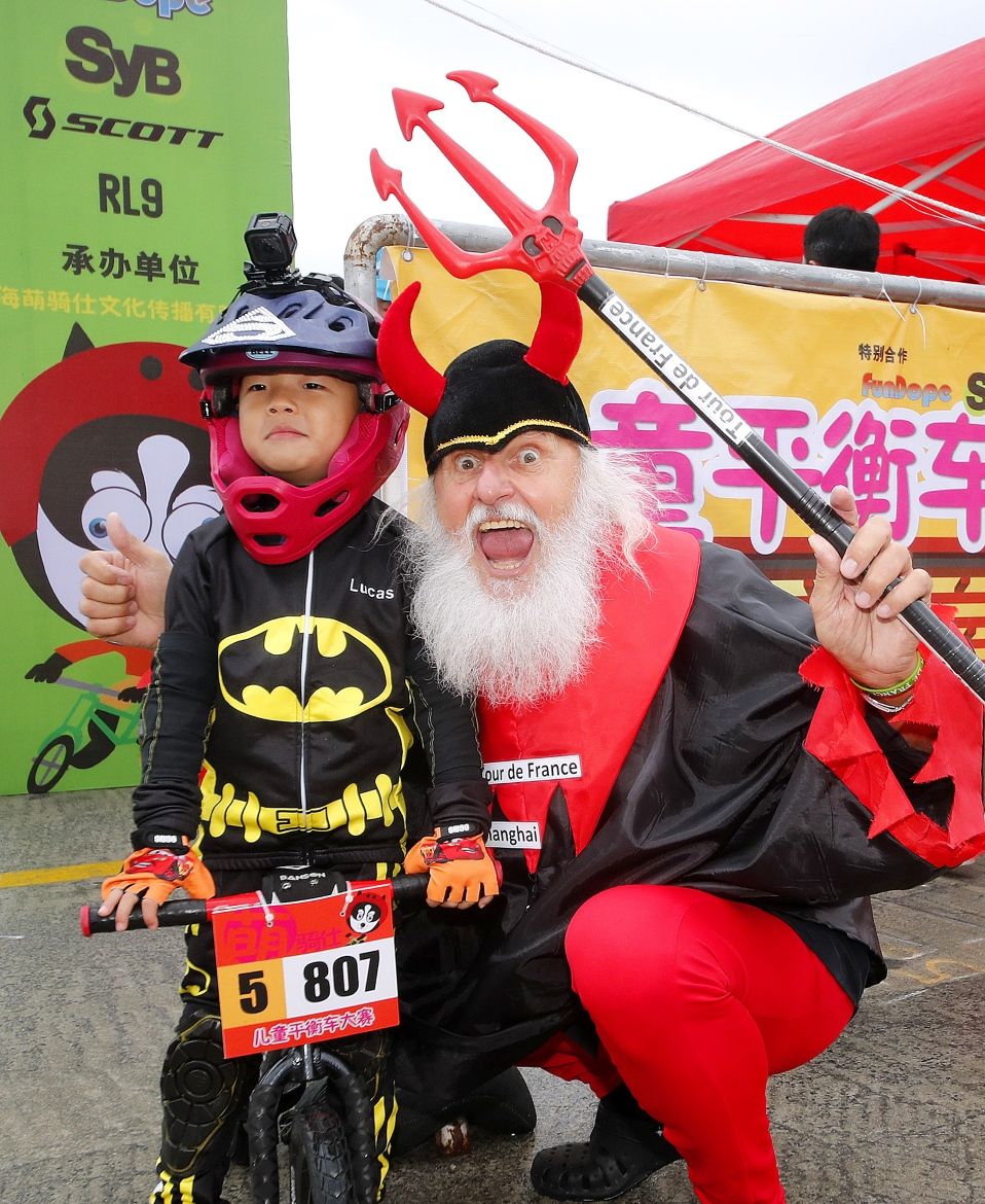 Didi the devil with one of the kids