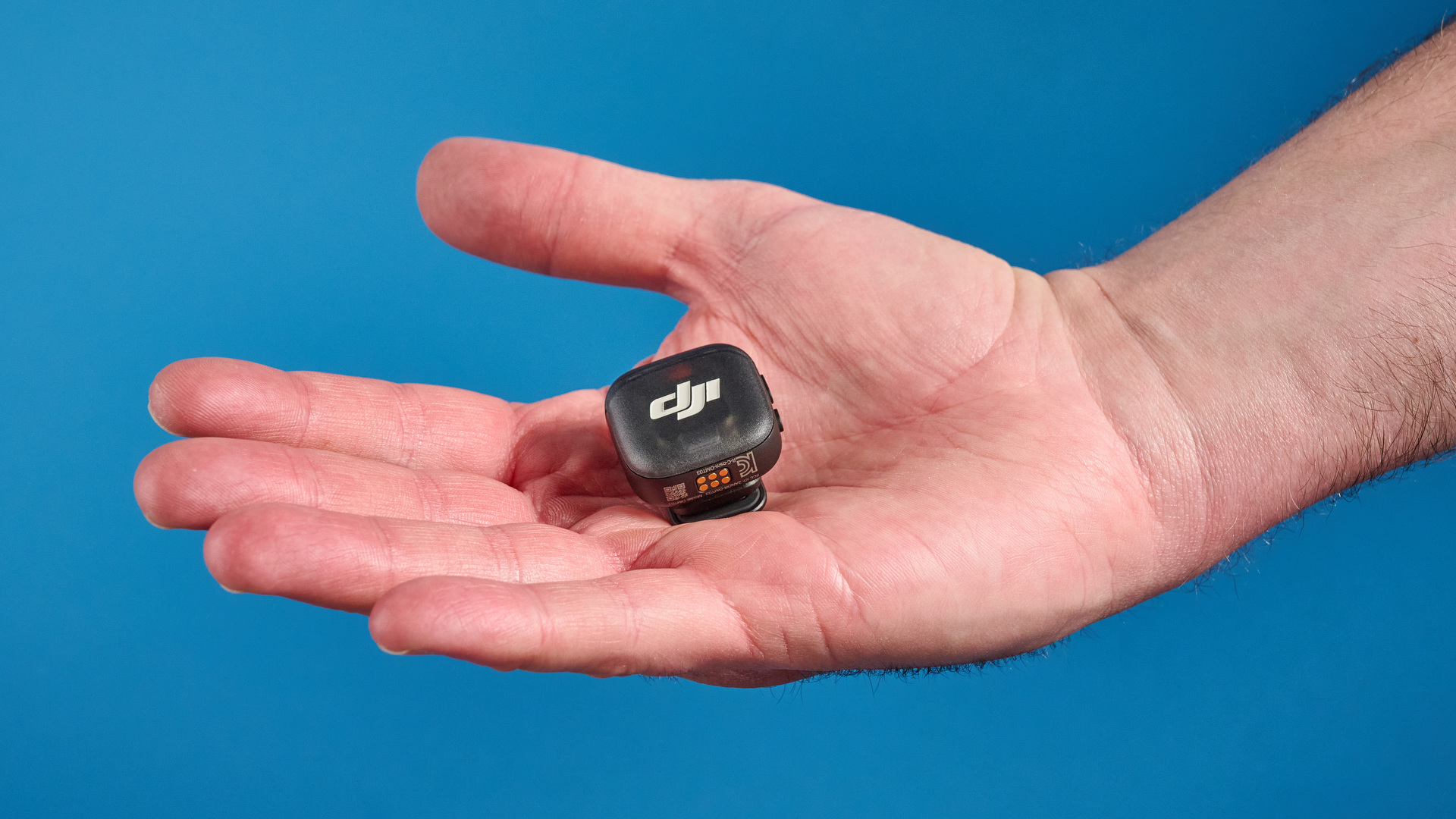 The DJI Mic 3 in hand