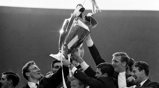 26/05/67.SEASON 1966/1967.The delighted Celtic players show off the European Cup to their fans. (Photo by SNS Group via Getty Images)