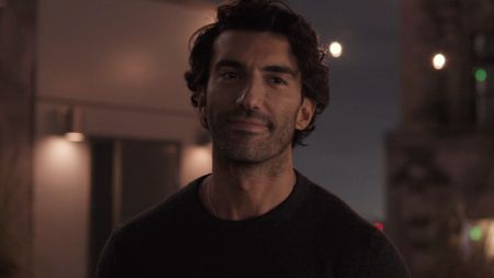 Ryle Kincaid (Justin Baldoni) talks to Lily Bloom in It Ends with Us.