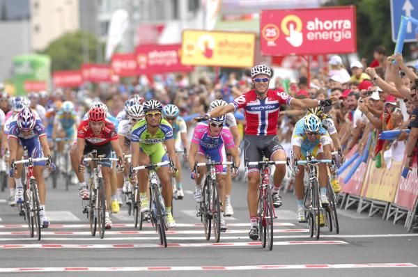 The sprints fill the road but Hushovd wins it