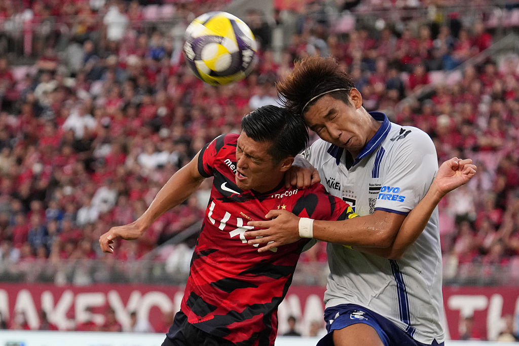 KASHIMA, JAPAN - OCTOBER 05: Riku Handa (R) of Gamba Osaka and Naomichi Ueda (L) of Kashima Antlers compete for the ball during the J.LEAGUE MEIJI YASUDA J1 33rd Sec. match between Kashima Antlers and Gamba Osaka Mercari Stadium on October 05, 2025 in Kashima, Ibaraki, Japan. (Photo by Hiroki Watanabe/Getty Images)