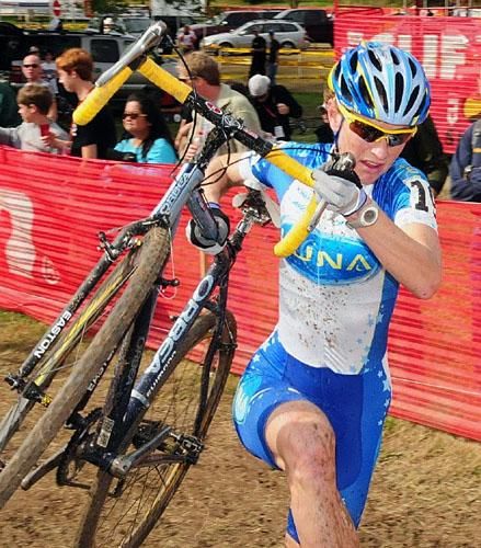 Alison Dunlap (Luna Pro Team) running the barriers in third position.
