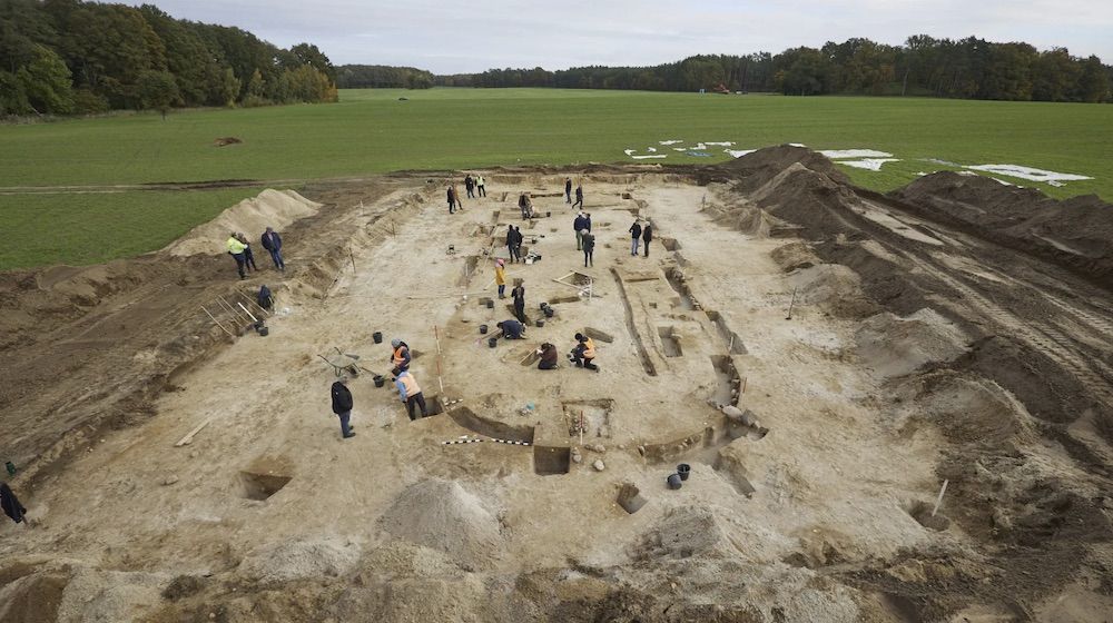 Archaeologists find Nordic Bronze Age meeting hall from time of