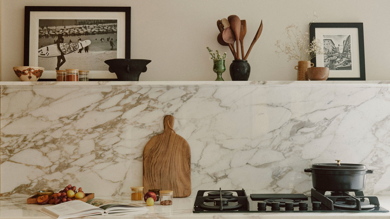 Marble styled shelf with hob beneath