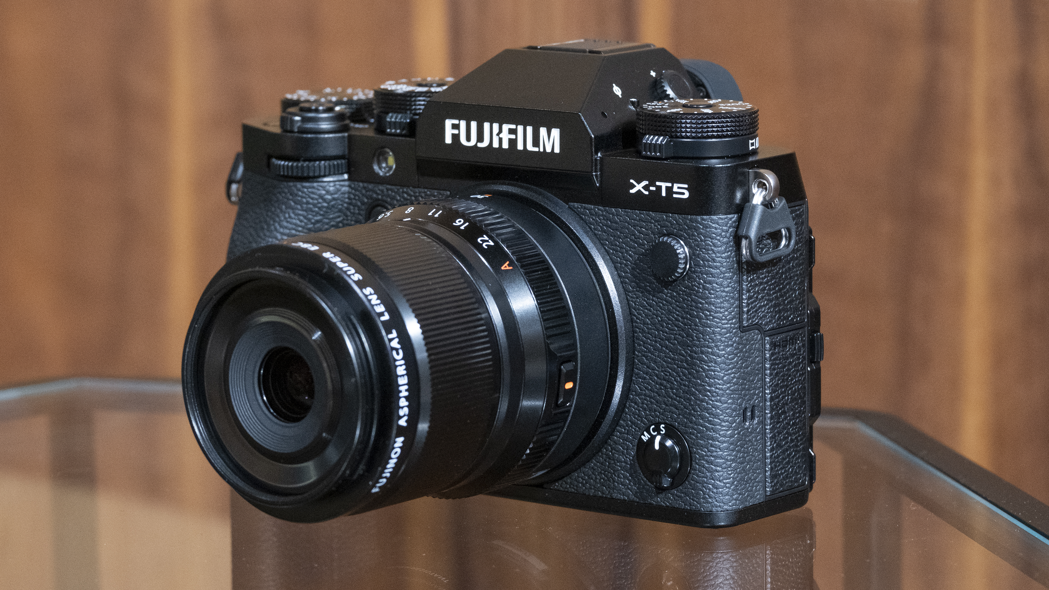  Камера Fujifilm X-T5 на столе