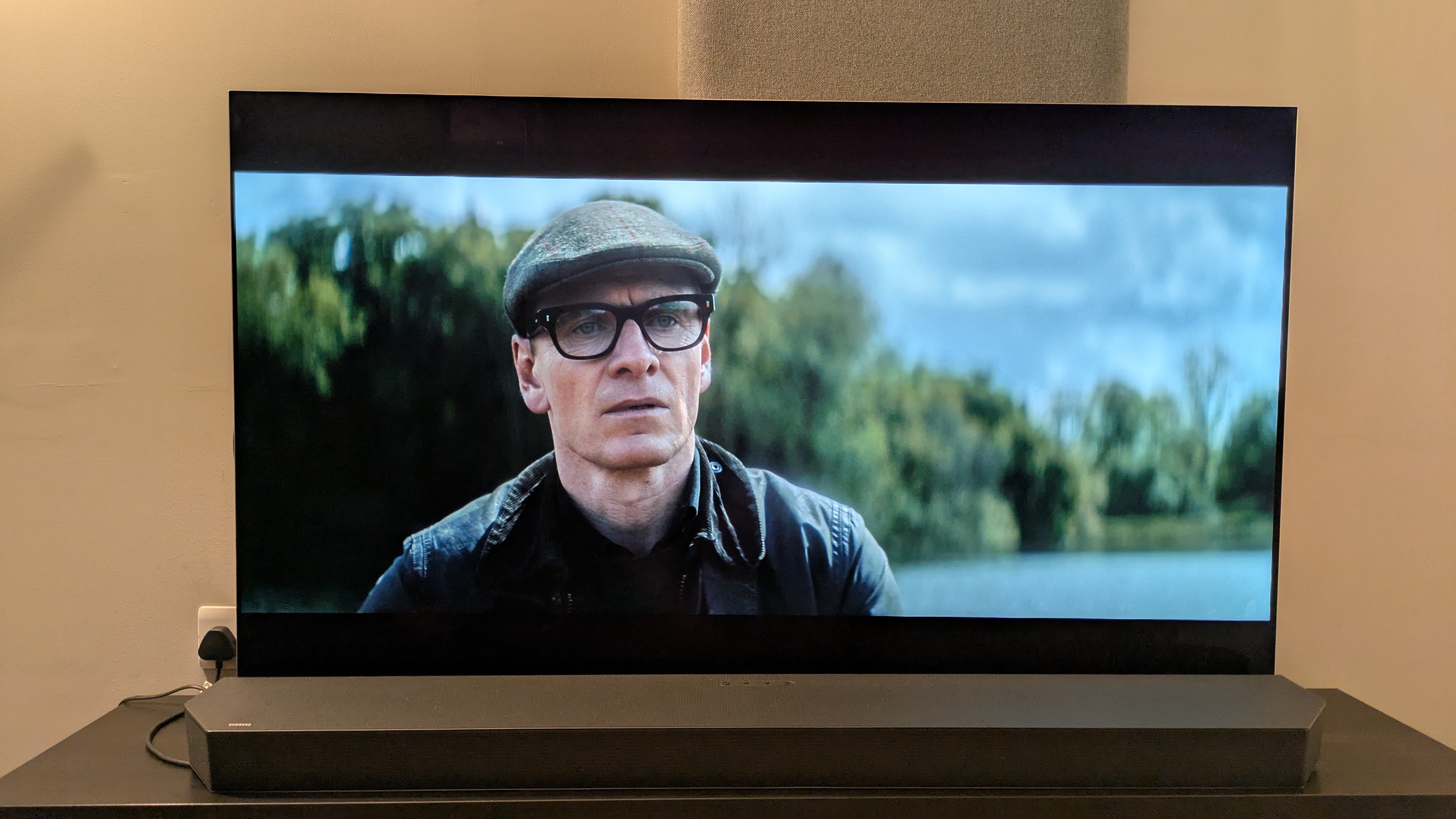 Black 4K Blu-ray shot of George Woodhouse (Michael Fassbender) on LG G5