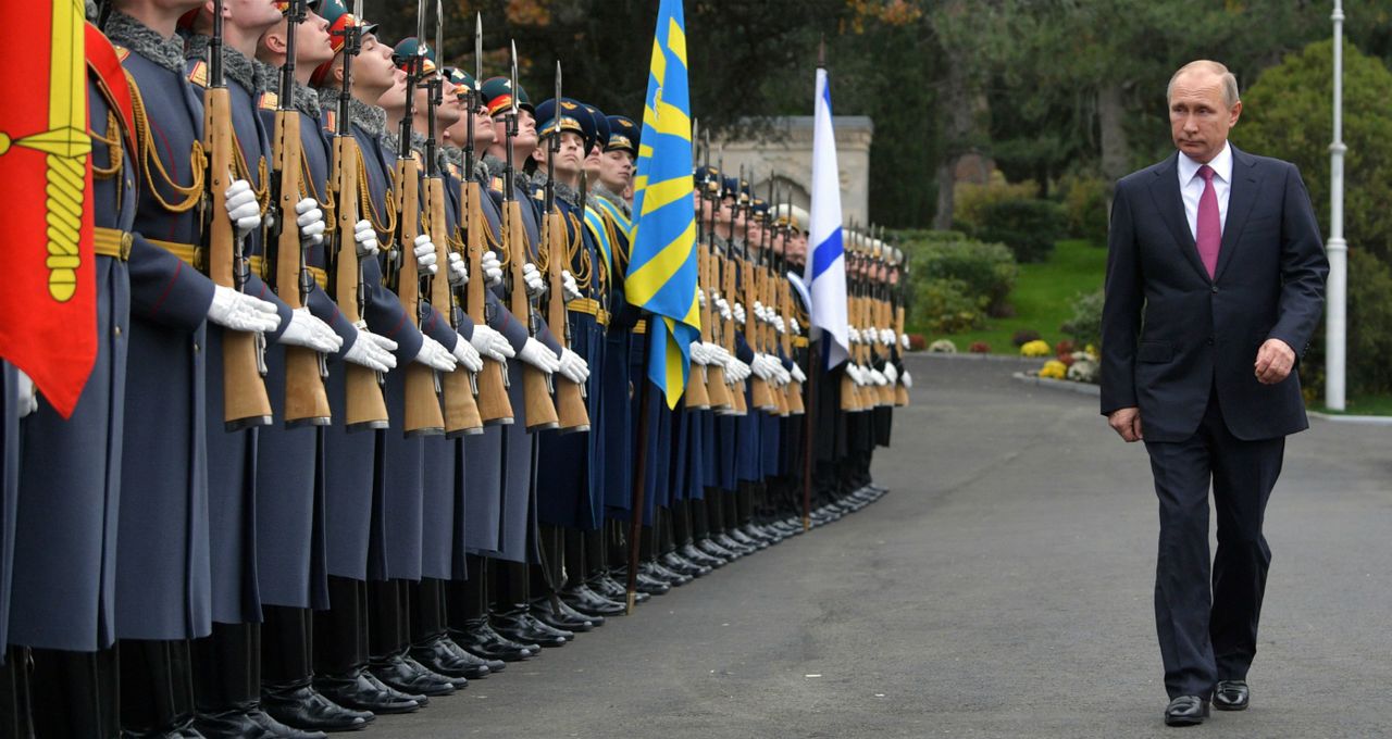 Vladimir Putin and the honour guard