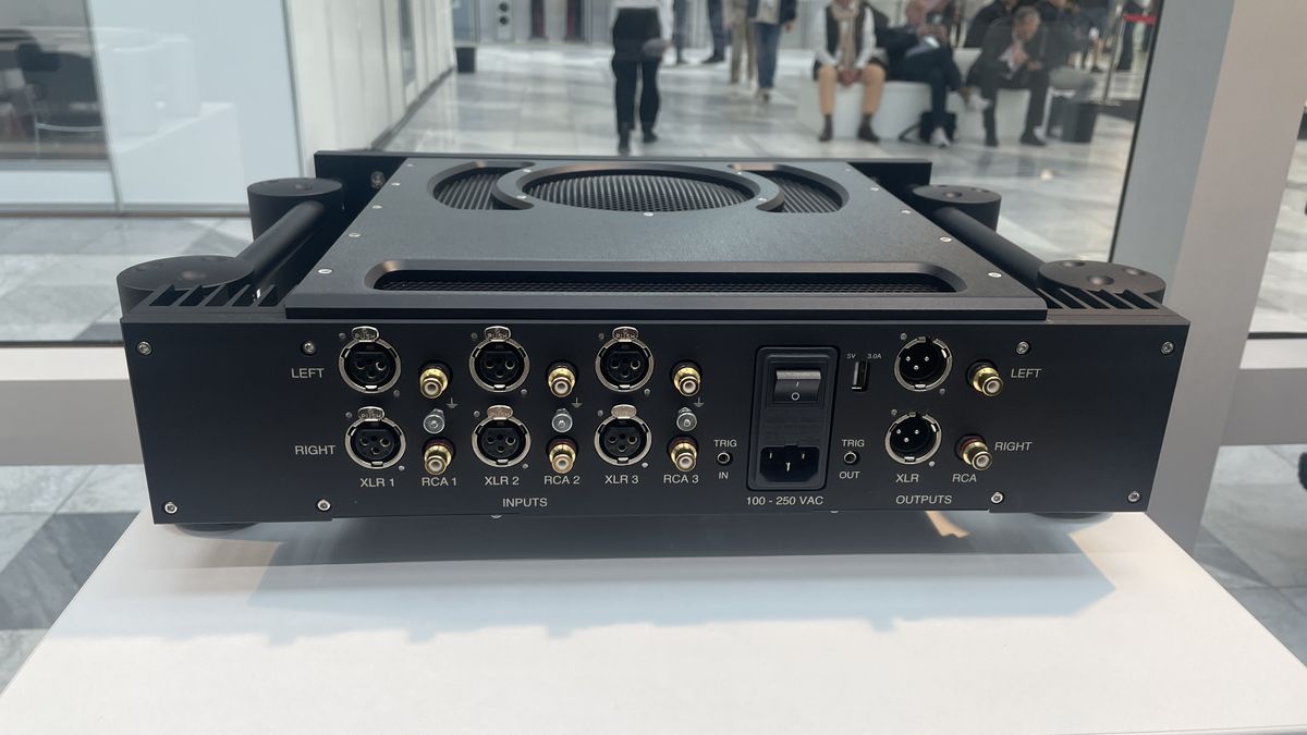 Chord Electronics Ultima Phonostage on stand