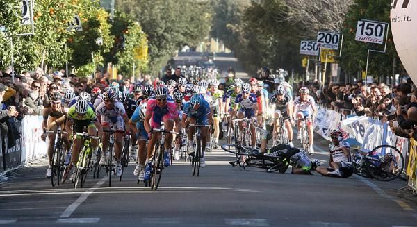 Danilo Hondo (Lampre-Farnese Vini), the final lead-out rider for Alessandro Petacchi, avoided the crash that took out his team leader and sprinted to victory.