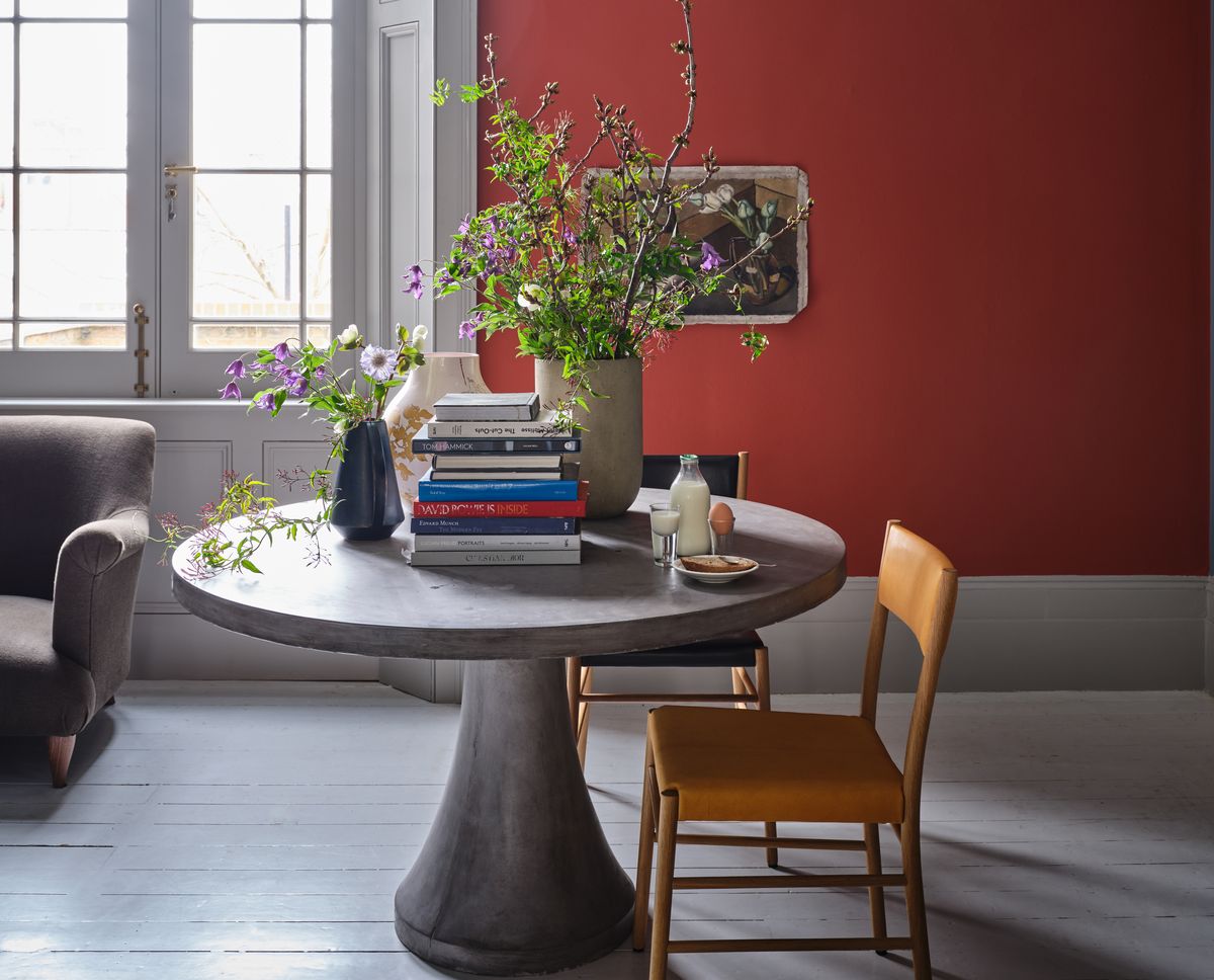 สีแดงเข้มเป็นเทรนด์การออกแบบใหม่ที่ยิ่งใหญ่ Joa Studholme จาก Farrow &amp; Ball จึงอธิบายวิธีใช้