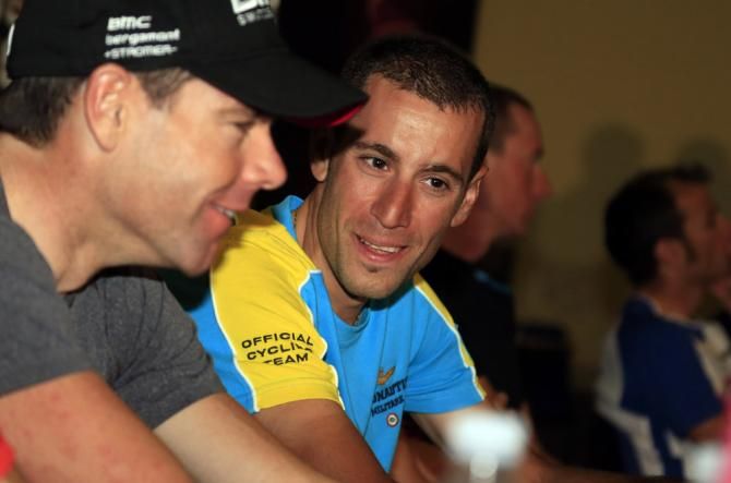 Cadel Evans and Vincenzo Nibali share a chat