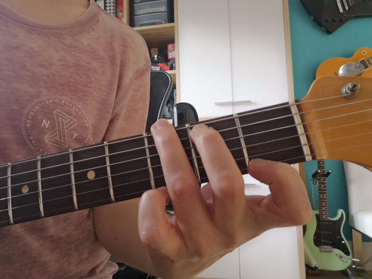 How to play the G chord on guitar