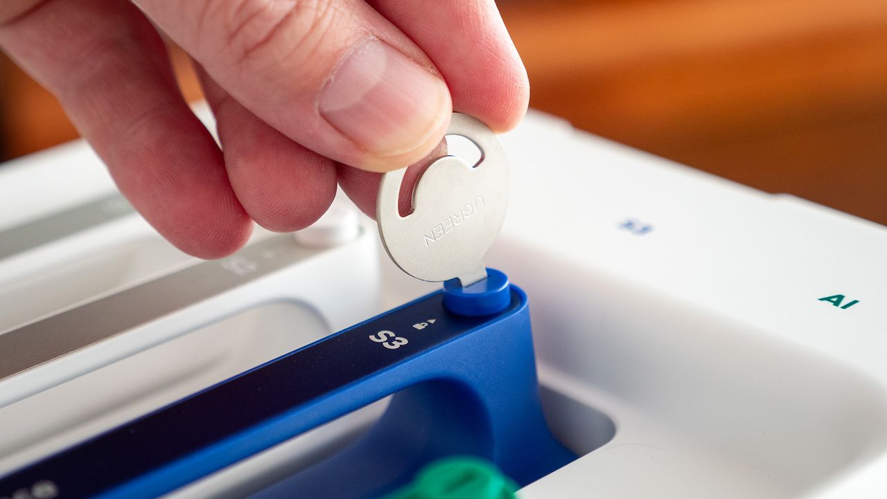 Setting up the UGREEN HomeAgent HA100 and plugging all the harddrives in