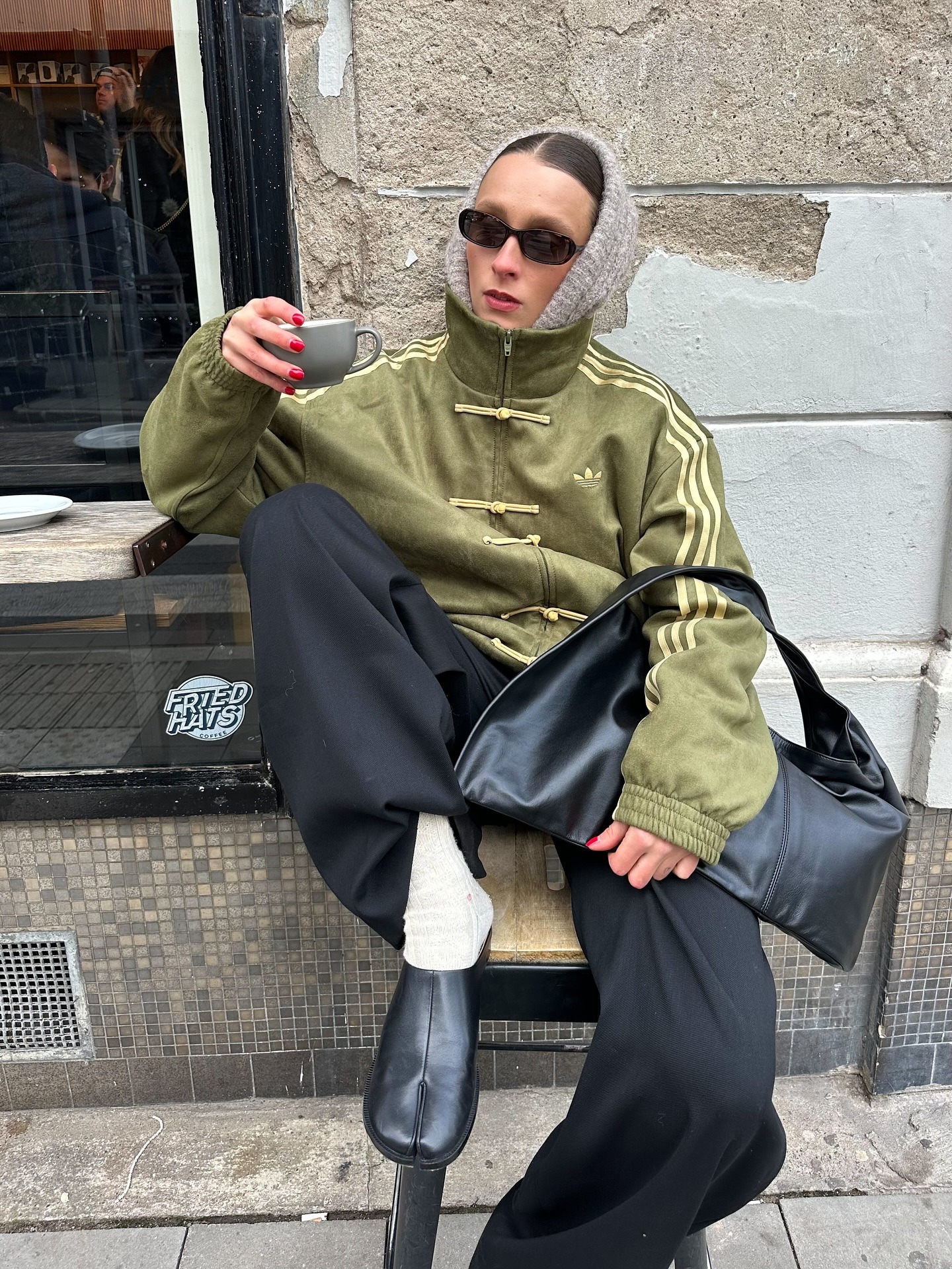 Fashion person @lara_bsmnn wears a tik tok fashion trend 2026. She wears a toggle jacket.