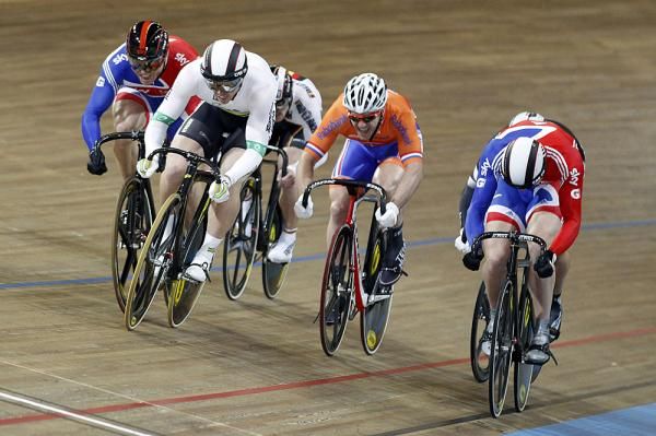Matthew Crampton (R) opened the sprint, but was quickly overhauled by Perkins (L)