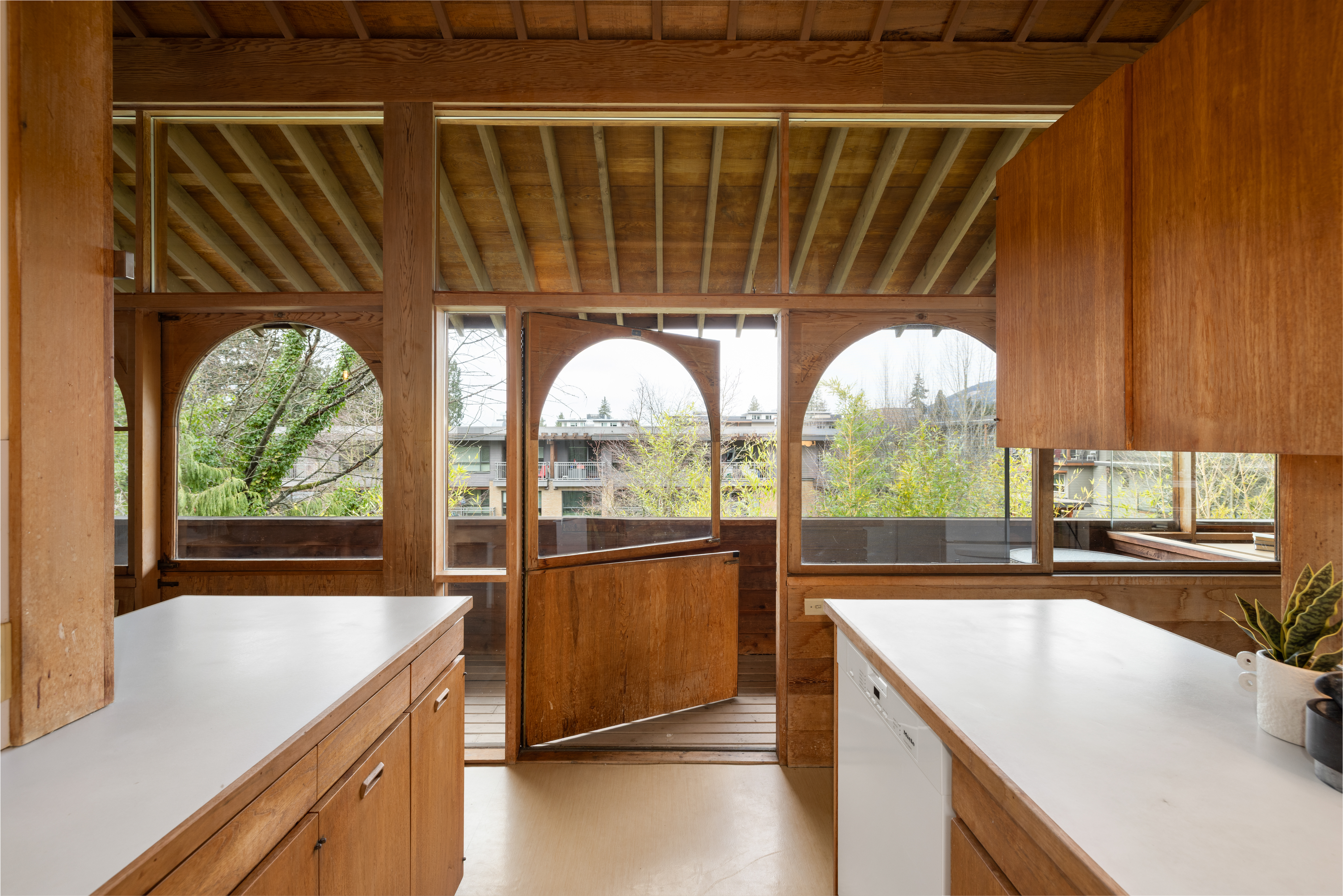 M&amp;uuml;dry House, a modernist timber residence in West Vancouver