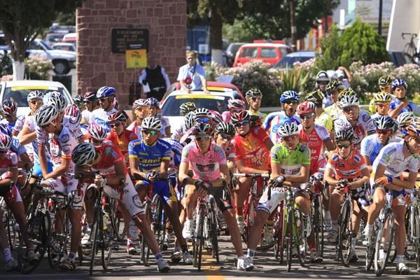The jersey holders line up waiting for the final stage to start.