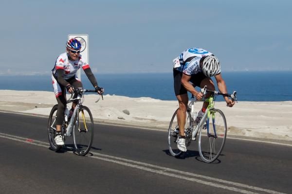 Gonzalo Garrido (T-Banc Sketchers) follows Francisco Fernandez' (Futuro Sport) acceleration.