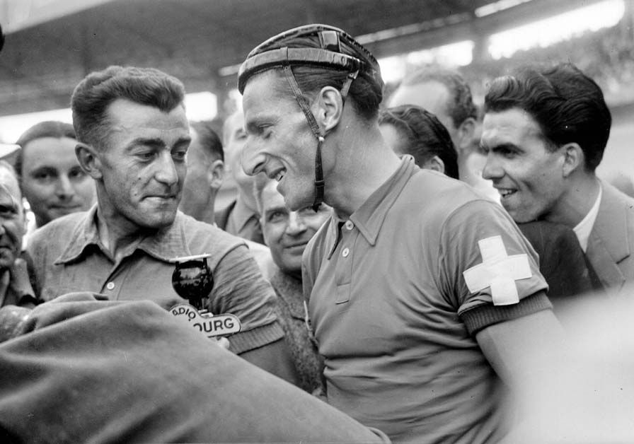 Ferdi Kubler talks to champion Louison Bobet at the 1953 Tour de France