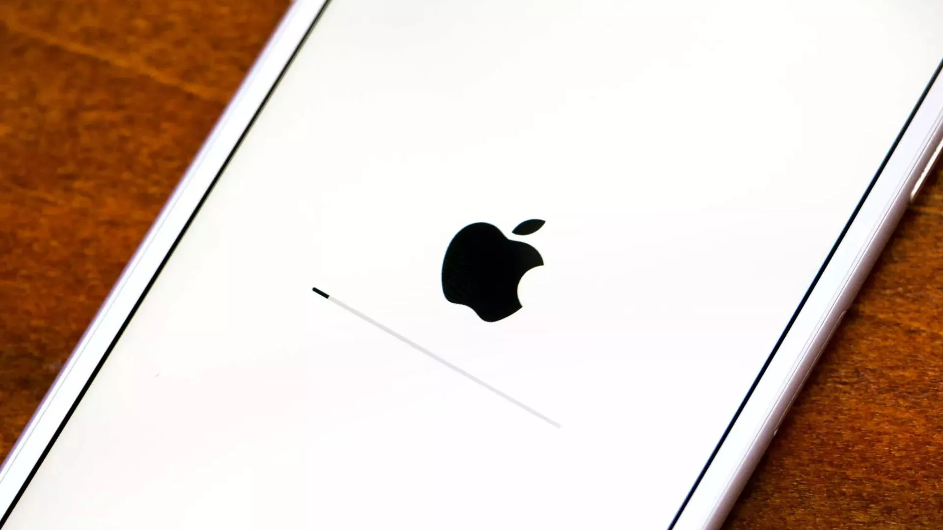 Texto de iOS 17 frente a un iPhone 14 y 14 Pro uno al lado del otro