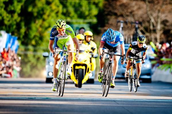 Ivan Basso (Liquigas-Cannondale) out-sprints Dan Martin (Garmin-Sharp) to win the 2012 Japan Cup.