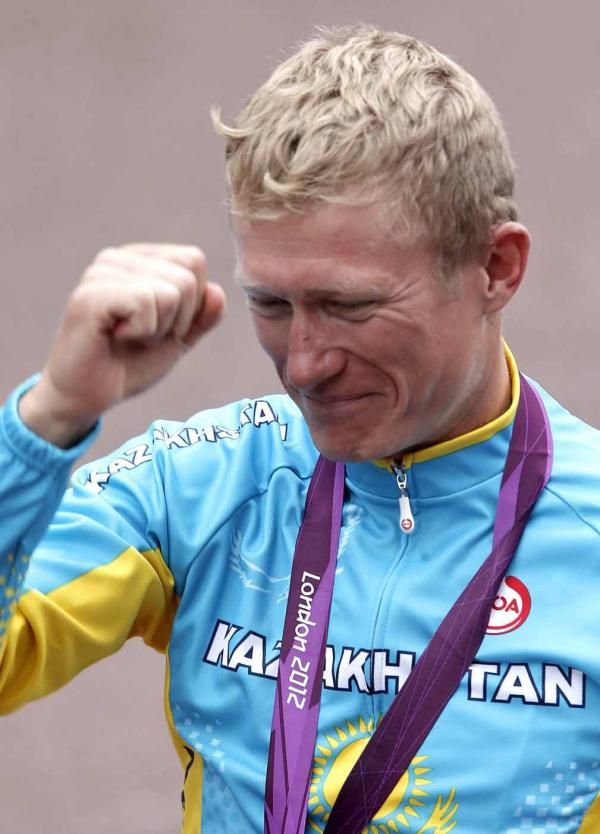 Alexandre Vinokourov (Kazakhstan) celebrates on the podium.