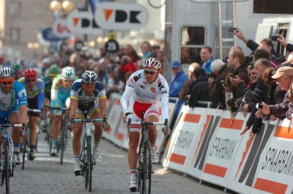 Alexander Kristoff leads Kenny Van Hummel