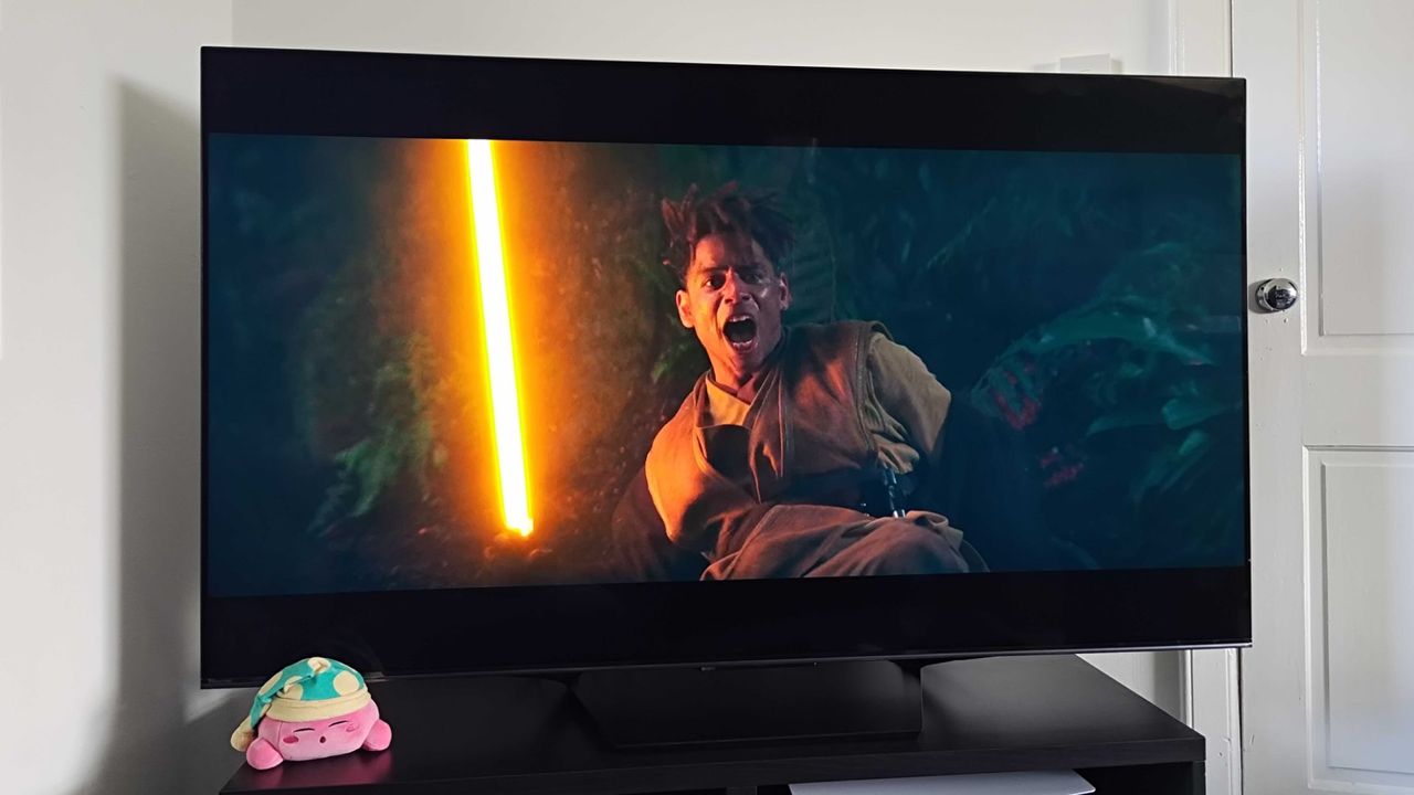 Hisense U7N with Yord Fandar on screen from The Acolyte clip on screen featuring and HDR switched off