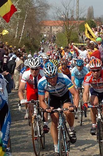 Lance Armstrong (Discovery Channel) next to Hushovd on the Kwaremont