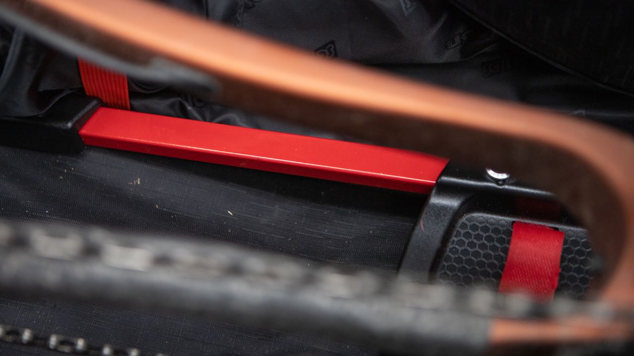 Scicon AeroComfort 3.0 detail of metal spine
