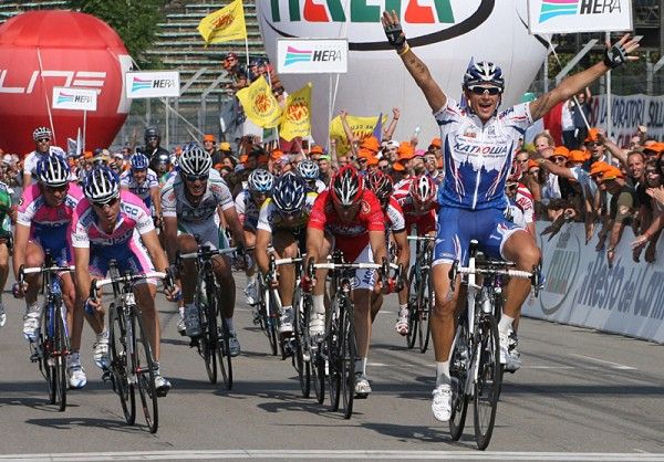 Filippo Pozzato (Katusha) wins ahead of Damiano Cunego (Lampre-NGC), l.
