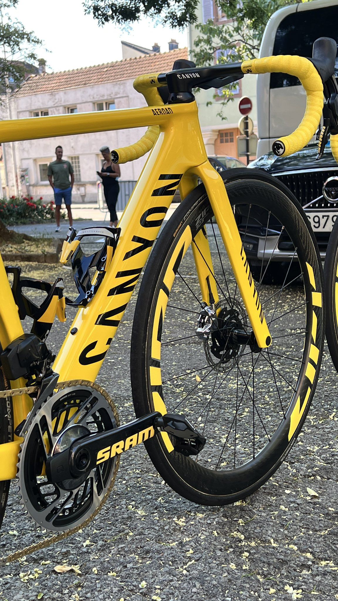 Yellow everything for Annemiek van Vleuten