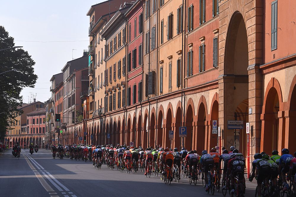The peloton in action in Giro dell'Emilia